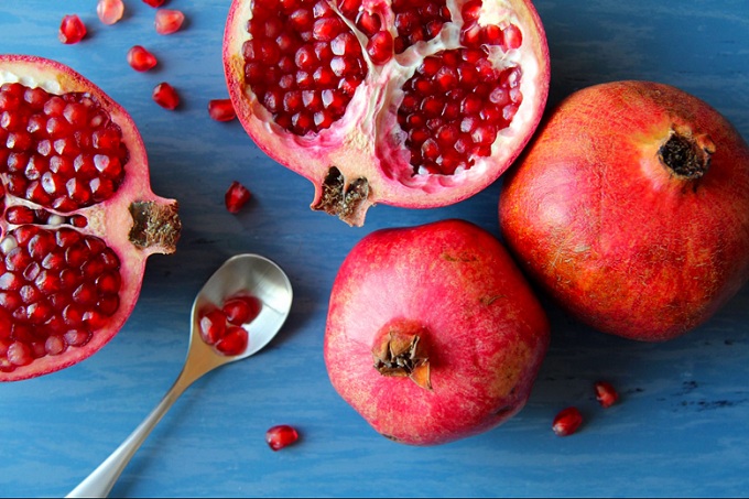 04-pomegranates-Fruits-and-Vegetables-that-Taste-Best-in-the-Fall_560360356-Tosa